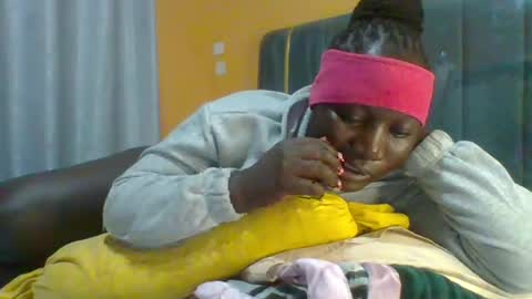 Snapshot of ladyblossoms19 chatting on 07-14-26, 02:05 lindah32 online show from 07-14-26, 02:05