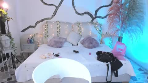 Lady  online show from 10-14-25, 05:08