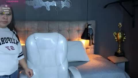 Snapshot of laia_and_aloby chatting on 10-17-25, 10:12 online show from 10-17-25, 10:12