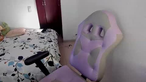 Snapshot of lain_t chatting on 10-27-25, 09:13 lain_t online show from 10-27-25, 09:13