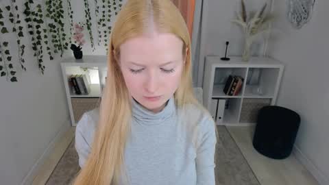 Snapshot of laly_peach chatting on 11-30-25, 05:28 Laly online show from 11-30-25, 05:28