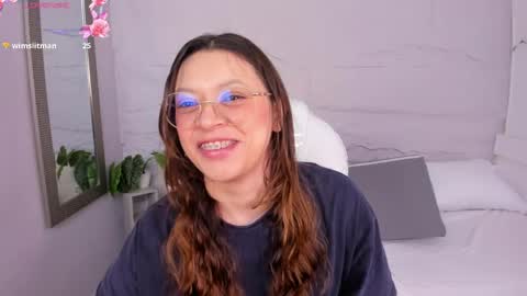 Snapshot of lanna_18_ chatting on 05-21-26, 12:01 Lanna online show from 05-21-26, 12:01