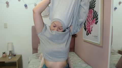 Snapshot of lanna_mills chatting on 04-21-26, 01:17 Lanna online show from 04-21-26, 01:17