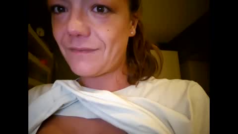 Snapshot of laraa333 chatting on 10-06-25, 11:35 Little online show from 10-06-25, 11:35