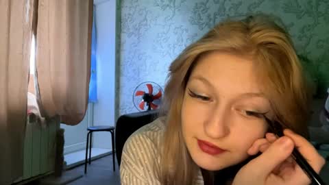 Snapshot of laraesagon chatting on 04-10-26, 09:58 Lily online show from 04-10-26, 09:58