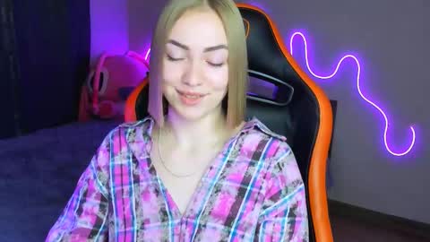 Snapshot of larakrein_lk chatting on 10-16-25, 04:30 LaraKrein lk online show from 10-16-25, 04:30