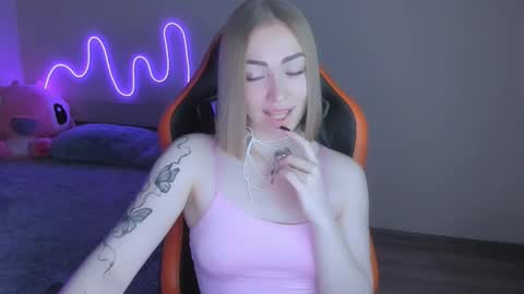 Snapshot of larakrein_lk chatting on 11-14-25, 01:43 LaraKrein lk online show from 11-14-25, 01:43