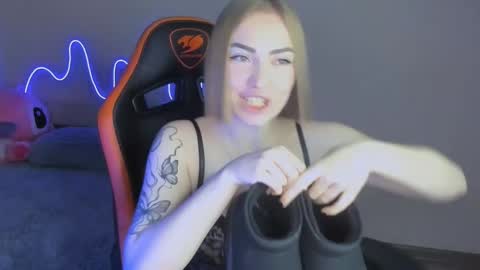 Snapshot of larakrein_lk chatting on 11-21-25, 03:33 LaraKrein lk online show from 11-21-25, 03:33