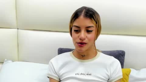 Snapshot of laramoon_ chatting on 03-06-25, 11:20 LARA online show from 03-06-25, 11:20