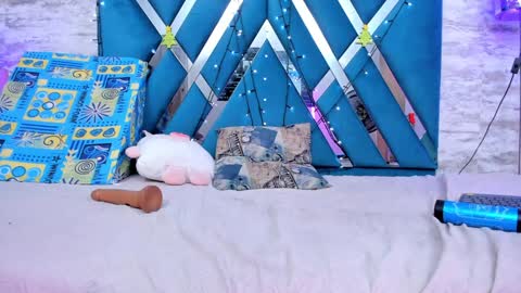 Snapshot of laramurphy chatting on 12-18-24, 09:08 Lara Murphy online show from 12-18-24, 09:08