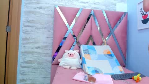 Snapshot of laramurphy chatting on 01-17-25, 07:38 Lara Murphy online show from 01-17-25, 07:38