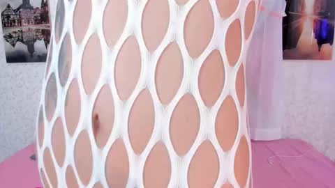 Snapshot of laramurphy chatting on 10-25-25, 03:03 Lara Murphy online show from 10-25-25, 03:03