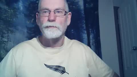 Snapshot of larbie chatting on 01-04-25, 11:54 Larbie online show from 01-04-25, 11:54