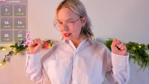 Snapshot of large_ocean chatting on 10-03-25, 05:32 Rose online show from 10-03-25, 05:32