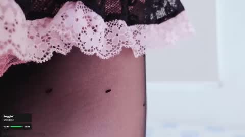 Snapshot of larissa_kitten chatting on 02-23-25, 01:10 Larissa online show from 02-23-25, 01:10