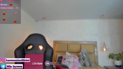 Snapshot of larsonmia chatting on 01-08-25, 12:58 MIA online show from 01-08-25, 12:58