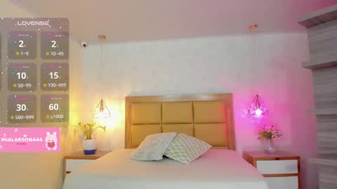 Snapshot of larsonmia chatting on 09-30-25, 12:21 MIA online show from 09-30-25, 12:21