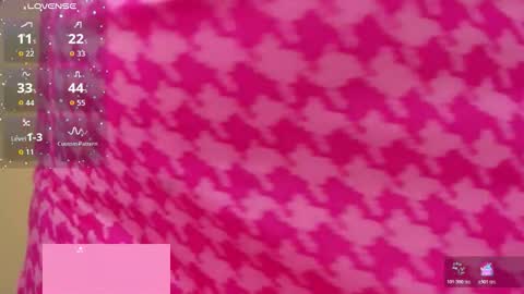 Snapshot of larsonmia chatting on 11-04-25, 12:26 MIA online show from 11-04-25, 12:26