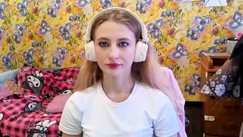 Snapshot of laticiacalicutt chatting on 10-18-25, 07:53 Amelia online show from 10-18-25, 07:53