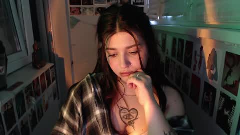 Snapshot of latina_mia chatting on 01-16-25, 01:25 miiiiiiaaaa online show from 01-16-25, 01:25