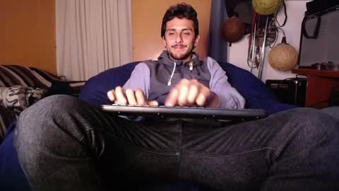 Snapshot of latincurious0 chatting on 10-11-25, 02:11 Juanito online show from 10-11-25, 02:11