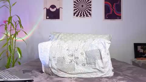 Snapshot of latinguyxl chatting on 10-12-25, 10:09 Logan online show from 10-12-25, 10:09