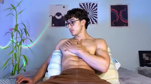 Snapshot of latinguyxl chatting on 10-20-25, 11:27 Logan online show from 10-20-25, 11:27