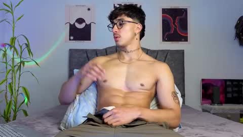 Snapshot of latinguyxl chatting on 11-04-25, 12:43 Logan online show from 11-04-25, 12:43