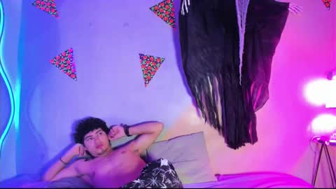 Snapshot of laura_and_kevin chatting on 10-20-25, 01:00 laura_and_kevin online show from 10-20-25, 01:00