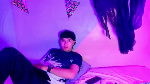 Snapshot of laura_and_kevin chatting on 10-28-25, 01:36 laura_and_kevin online show from 10-28-25, 01:36