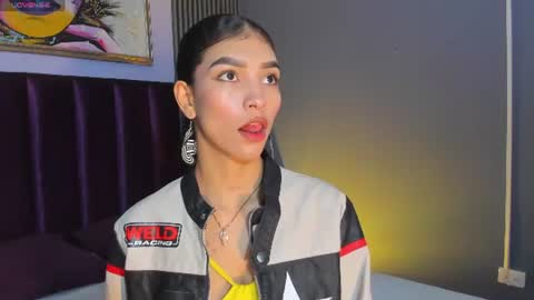 Snapshot of laura_aristizabal_19 chatting on 06-17-26, 12:07 Laura online show from 06-17-26, 12:07