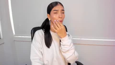 Snapshot of laura_aristizabal_19 chatting on 07-05-26, 12:45 Laura online show from 07-05-26, 12:45