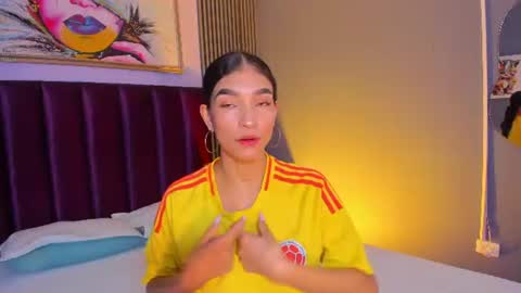 Snapshot of laura_aristizabal_19 chatting on 07-07-26, 12:20 Laura online show from 07-07-26, 12:20