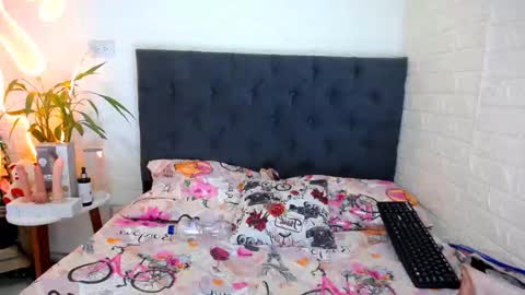 LAURA online show from 03-24-26, 04:23