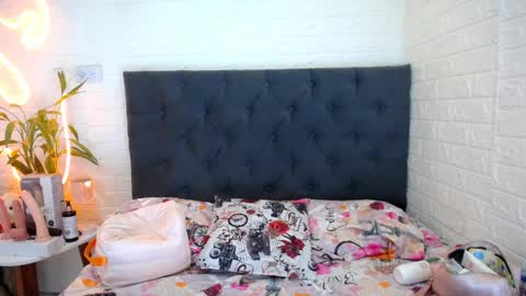 LAURA online show from 03-28-26, 04:06