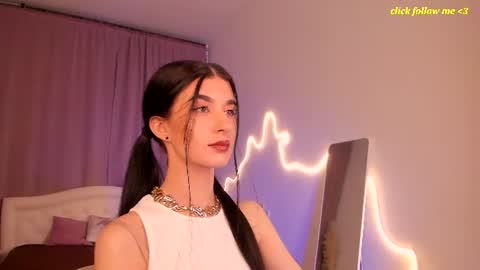 Snapshot of laura_coy chatting on 07-05-26, 09:00 Laura online show from 07-05-26, 09:00