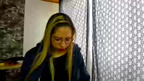 Snapshot of laura_marlyn chatting on 01-06-25, 04:02 LARA online show from 01-06-25, 04:02