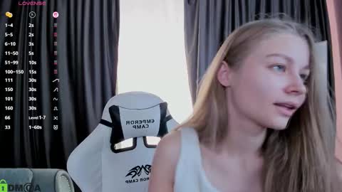 Snapshot of laura_pudd chatting on 09-26-25, 02:21 Laura online show from 09-26-25, 02:21