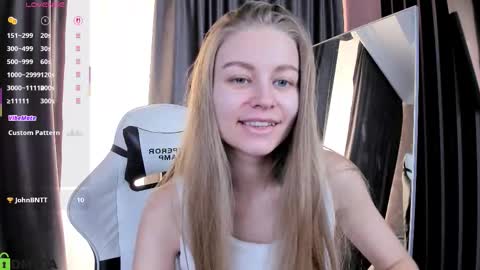 Snapshot of laura_pudd chatting on 10-19-25, 01:56 Laura online show from 10-19-25, 01:56