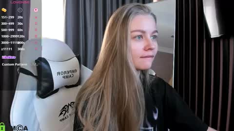 Snapshot of laura_pudd chatting on 12-03-25, 09:51 Laura online show from 12-03-25, 09:51