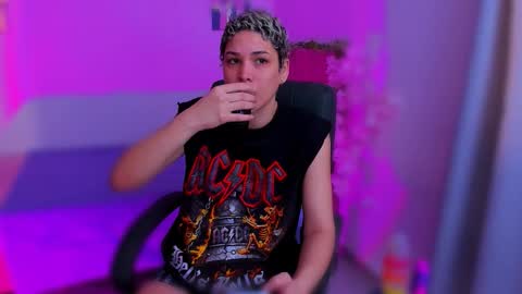 Laura Rose online show from 11-22-25, 06:07