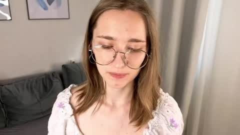 Snapshot of lauracollins__ chatting on 06-06-26, 02:11 May online show from 06-06-26, 02:11