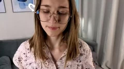 Snapshot of lauracollins__ chatting on 06-08-26, 02:06 May online show from 06-08-26, 02:06