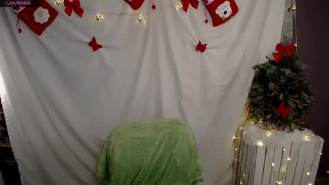 Snapshot of lauradre_ chatting on 12-11-24, 02:22 Laura online show from 12-11-24, 02:22