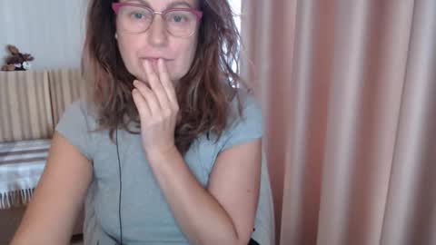 Lauraoven1 online show from 10-19-25, 12:50