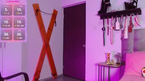 Snapshot of laureen_brown chatting on 10-31-25, 09:16 Laura online show from 10-31-25, 09:16