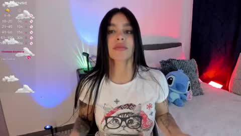 Snapshot of lauren_camila1 chatting on 11-28-25, 02:47 Lau online show from 11-28-25, 02:47