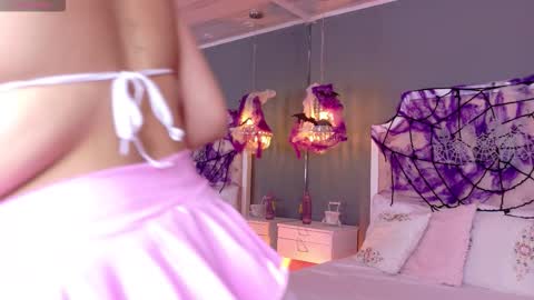 Lauren  online show from 10-31-25, 01:23