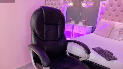 Lauren  online show from 11-19-25, 02:22