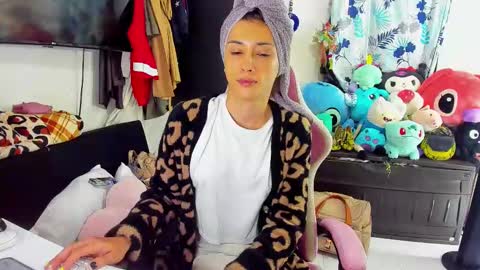 Snapshot of laurencesophiets chatting on 02-11-25, 07:48 SF online show from 02-11-25, 07:48